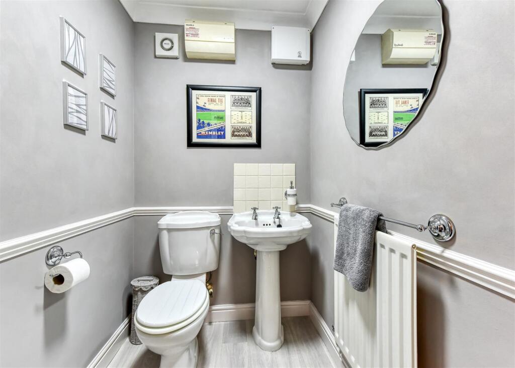 5 Hellier Drive-Cloakroom.jpg