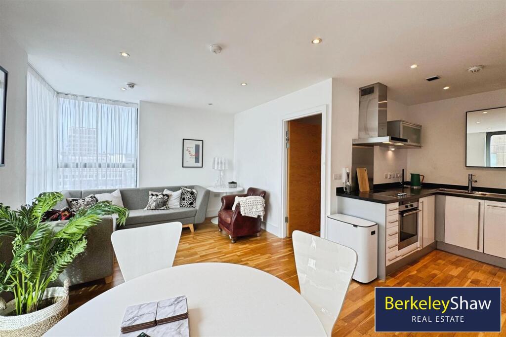 Open plan kitchen diner/living area (2)
