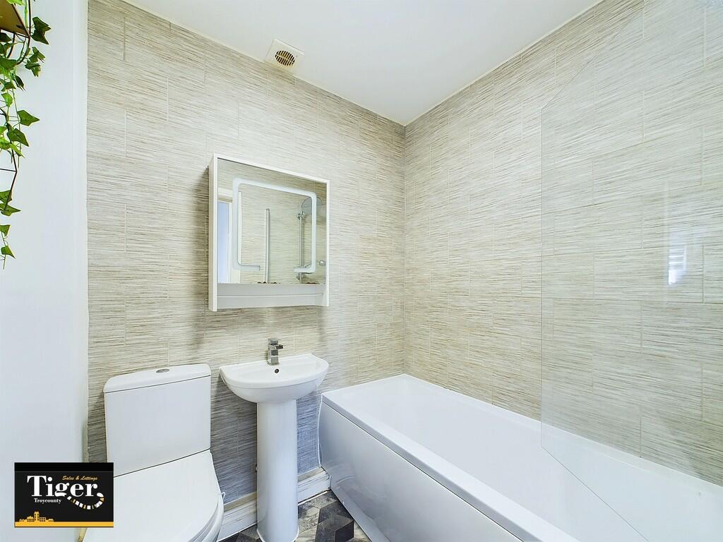 CAM02176G0-PR0411...