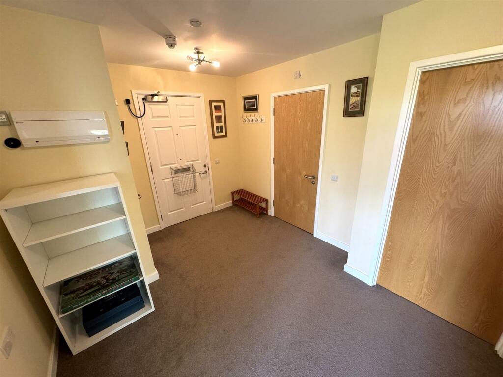 COMMUNAL ENTRANCE HALL