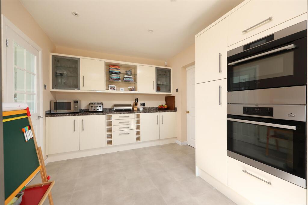 16 Silbury Rise 12.JPG