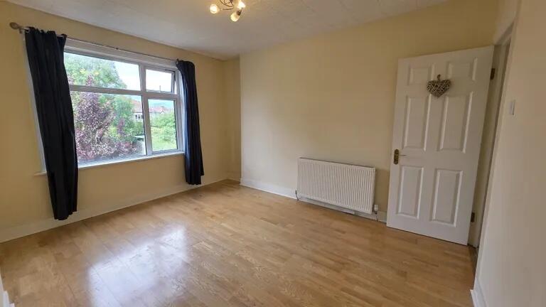 A bright and clean double bedroom with light wo...