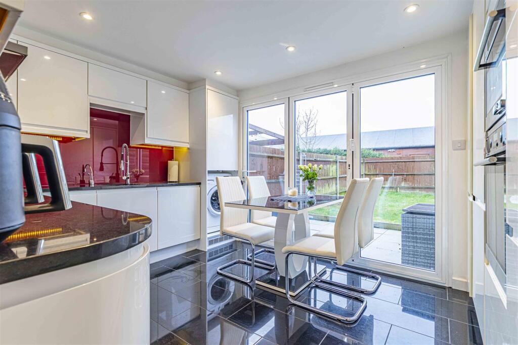 Kitchen Breakfast Room 1.jpg