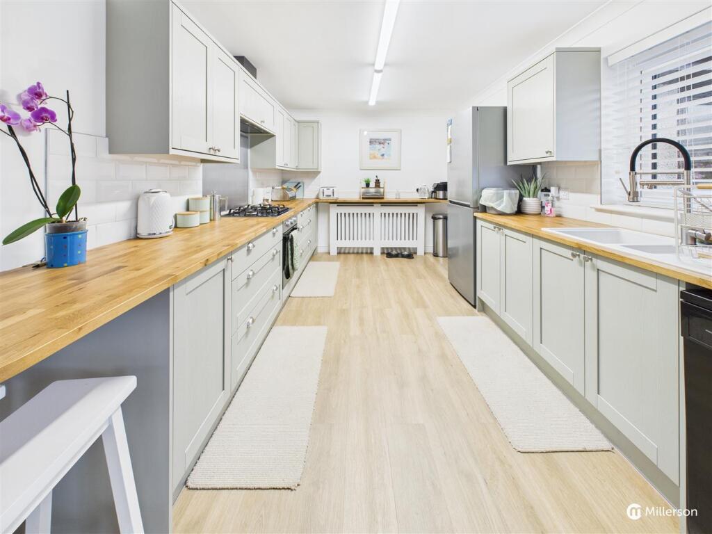 OPEN PLAN L SHAPED KITCHEN DINER