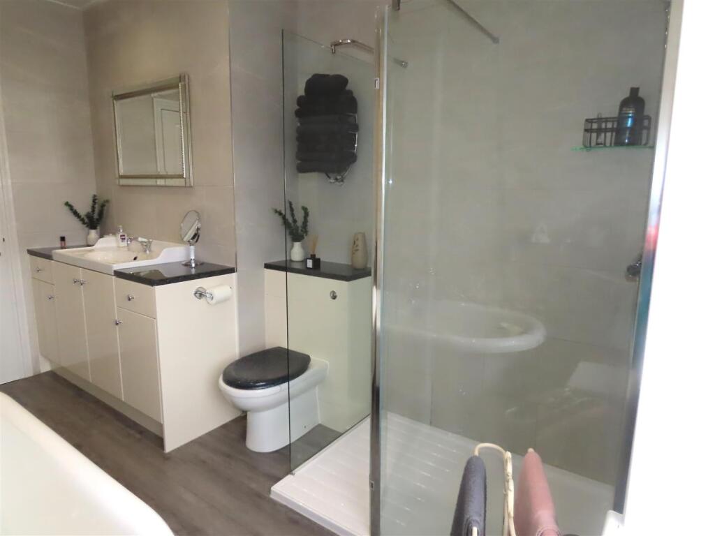 FAMILY BATHROOM