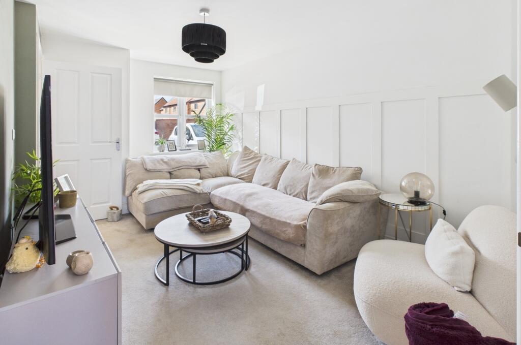 CAM02519G0-PR0252-STILL007