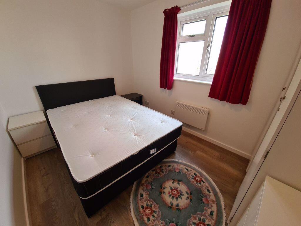 A neat and well-maintained double bedroom featu...
