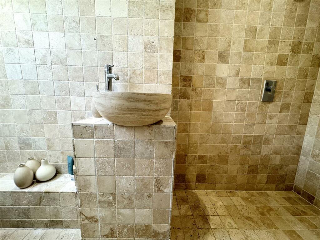 EN-SUITE WET ROOM