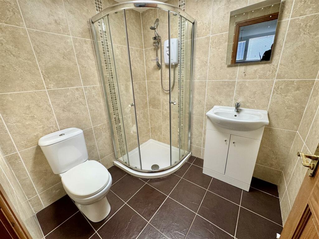 EN SUITE SHOWER ROOM