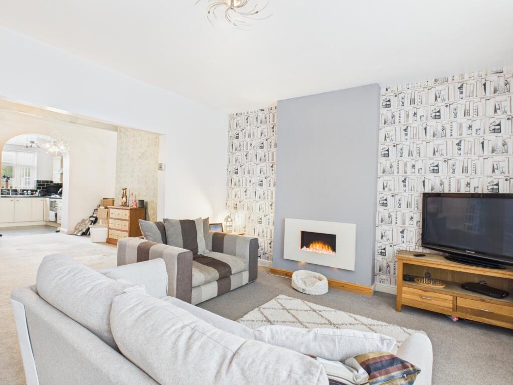 CAM03729G0-PR0203-STILL018