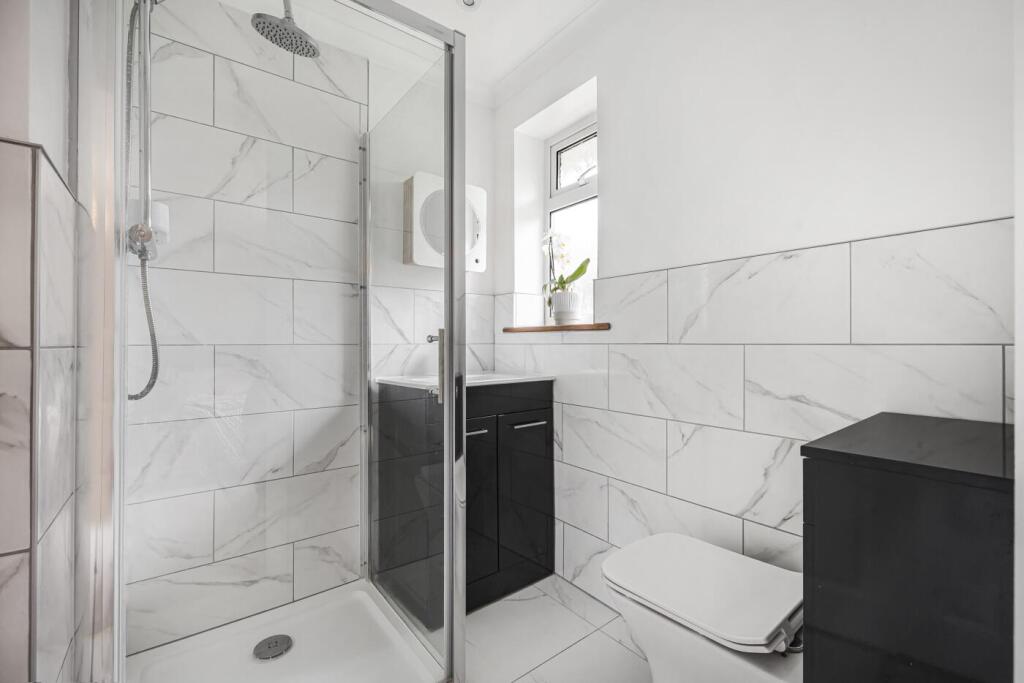 En suite to Bedroom 2