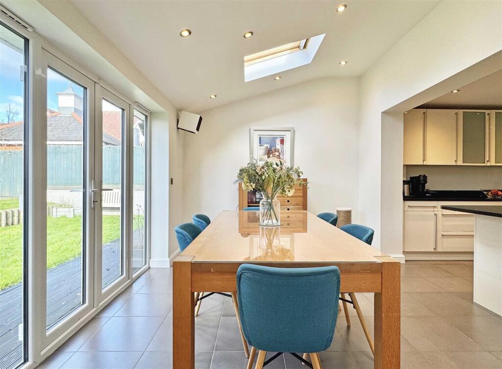 Dining Room b.jpg