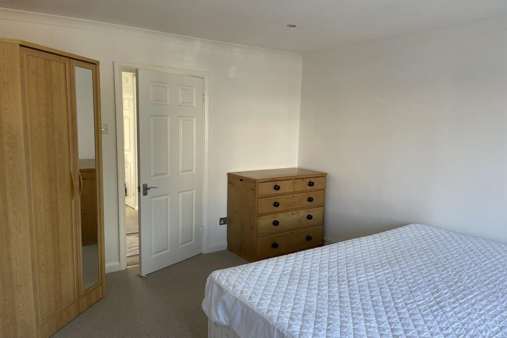 Bedroom 1 (Main)