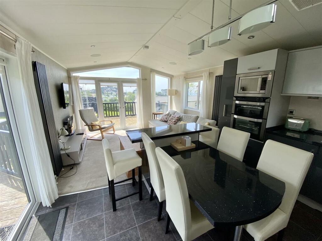 Kitchen dining