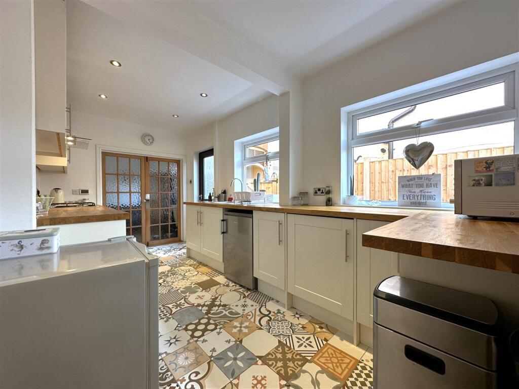 Generous Contemporary Kitchen 534