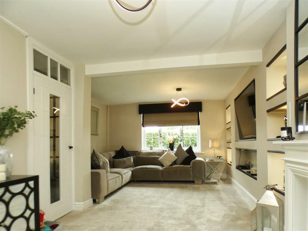 Lounge/Dining Room