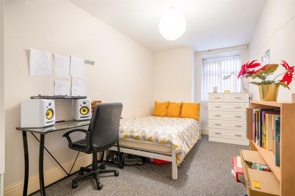 Bedroom 1_.jpg