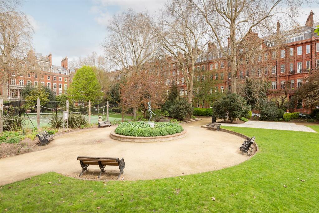 Flat 12, 70-72 Cadogan Square Hi-27.jpg