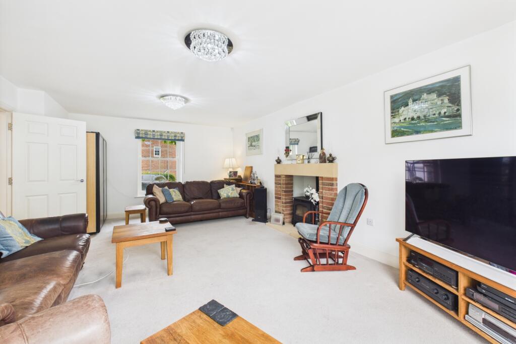 CAM03162G0-PR0285-STILL013