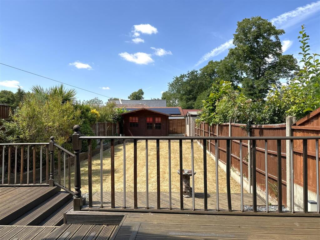 Generous Private Garden 002