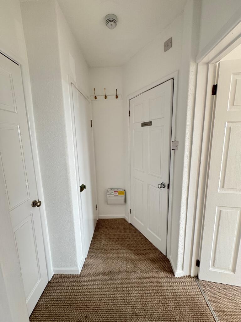 Flat 4, 9 Iddesleigh Tce - hall
