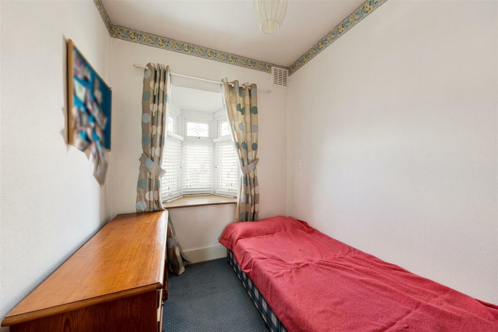 Larkshall Road, E4