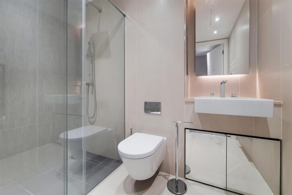 8_Shower Room-0.jpg
