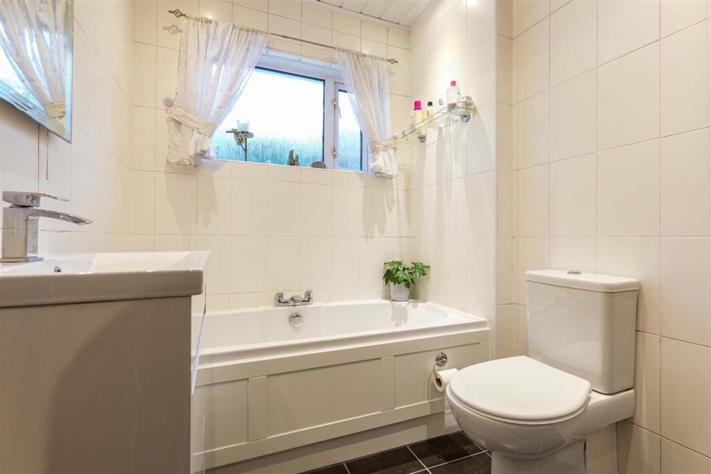 14- Bathroom.jpg