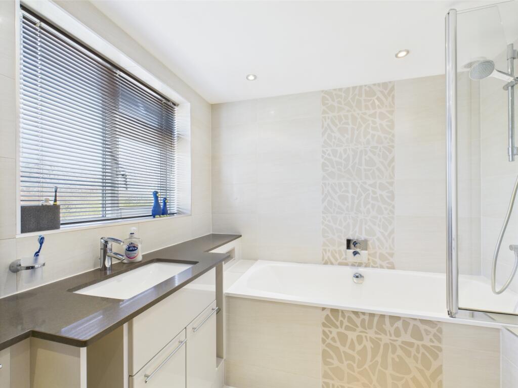 CAM03729G0-PR0051-STILL033