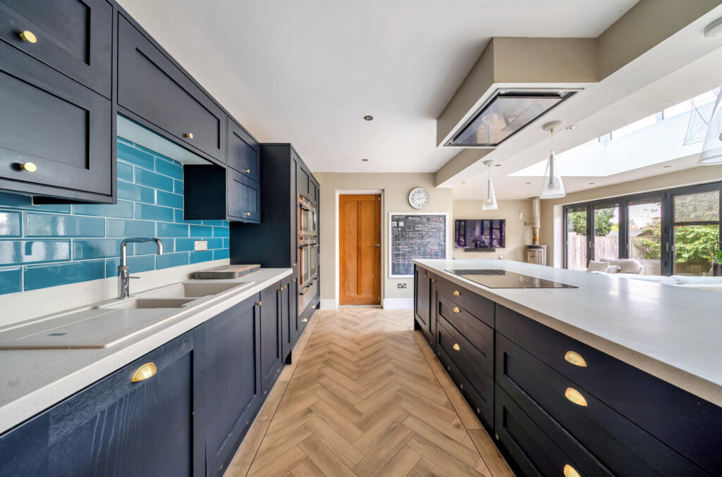 1369598-9-68f1659...