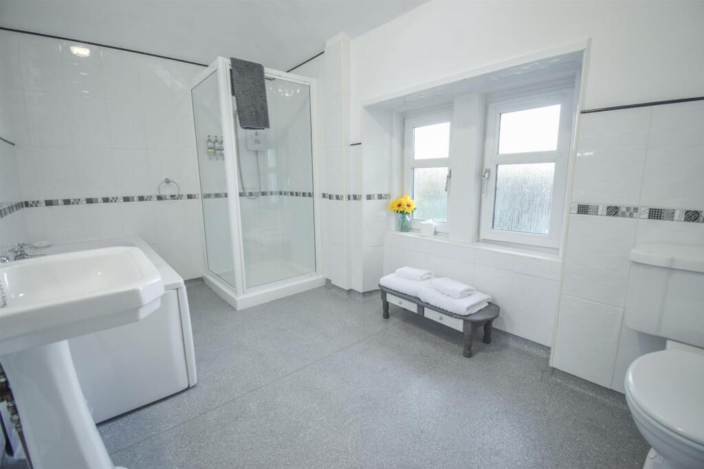 EN-SUITE BATHROOM (2).jpg