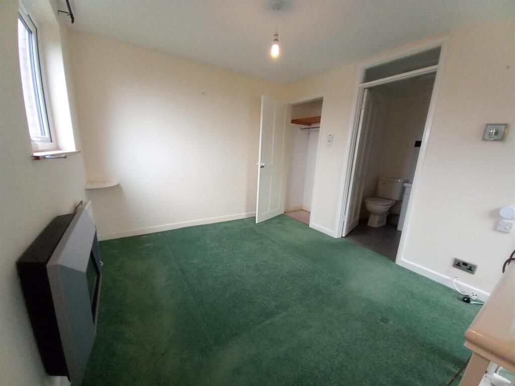 4 Copper Close Bedroom.jpg