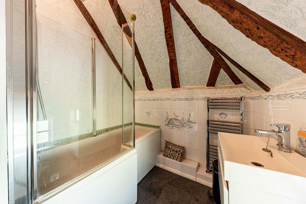 Bathroom W.C (2)