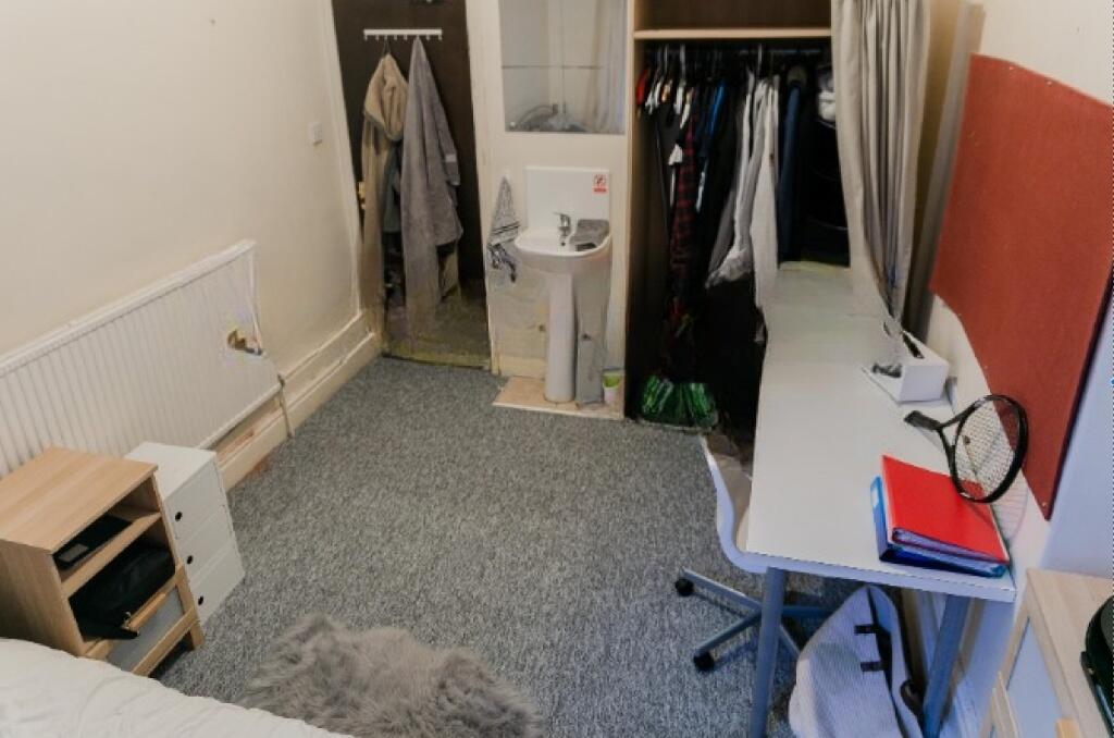 A compact and practical single bedroom featurin...