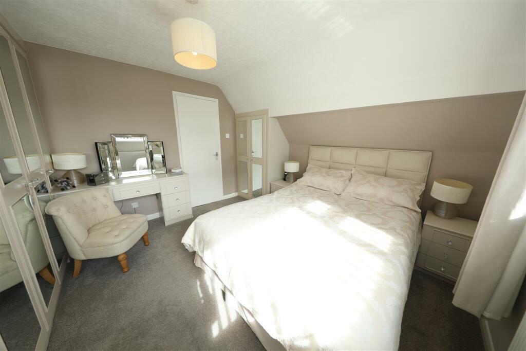 17 Grizedale - Main bedroom.jpg