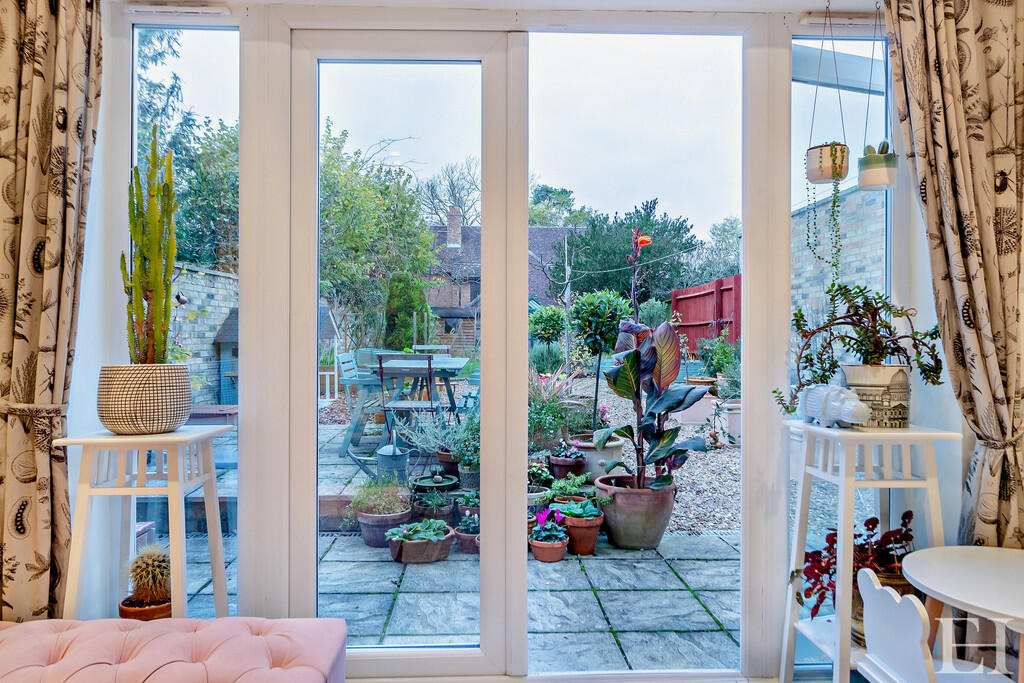 8627621-interior0...