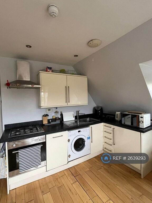 Kitchen, All Mod-Cons Under The Bench