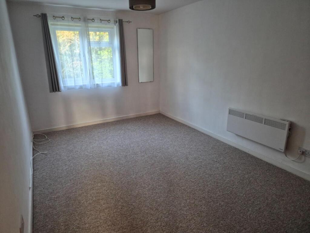35 The Pines Bed 1.jpg