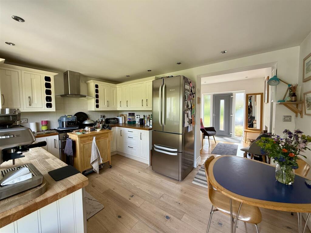 Kitchen/Breakfast Room: