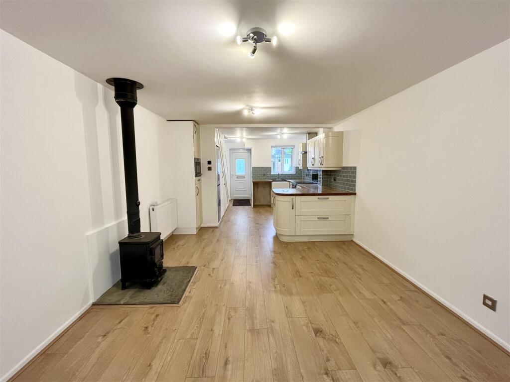Sitting / Dining Area