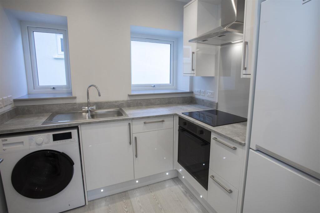 030222-  4 Bank Hous