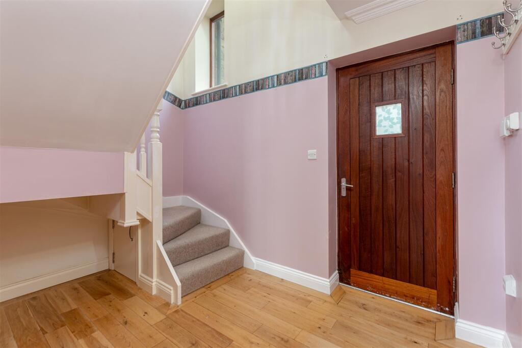 2 Greenfields Hallway