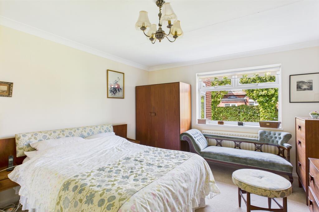 CAM04201G0-PR0077-STILL026