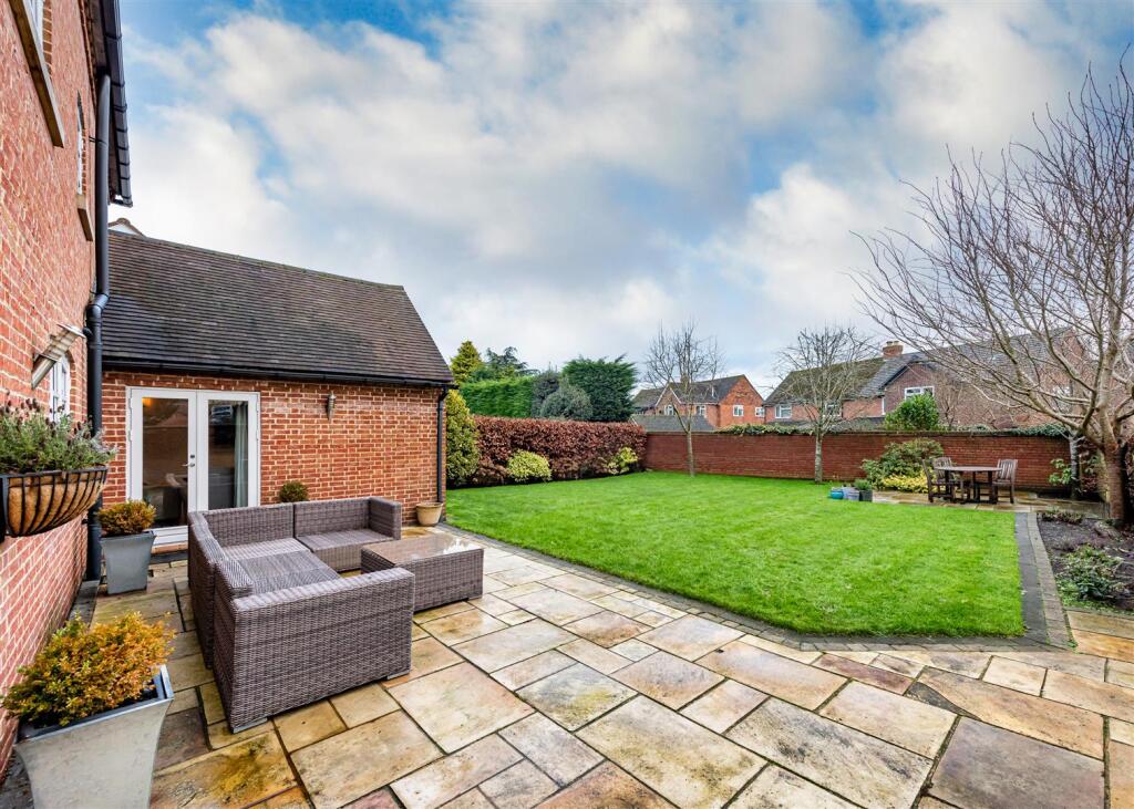 6 Engleton Lane-garden1.jpg