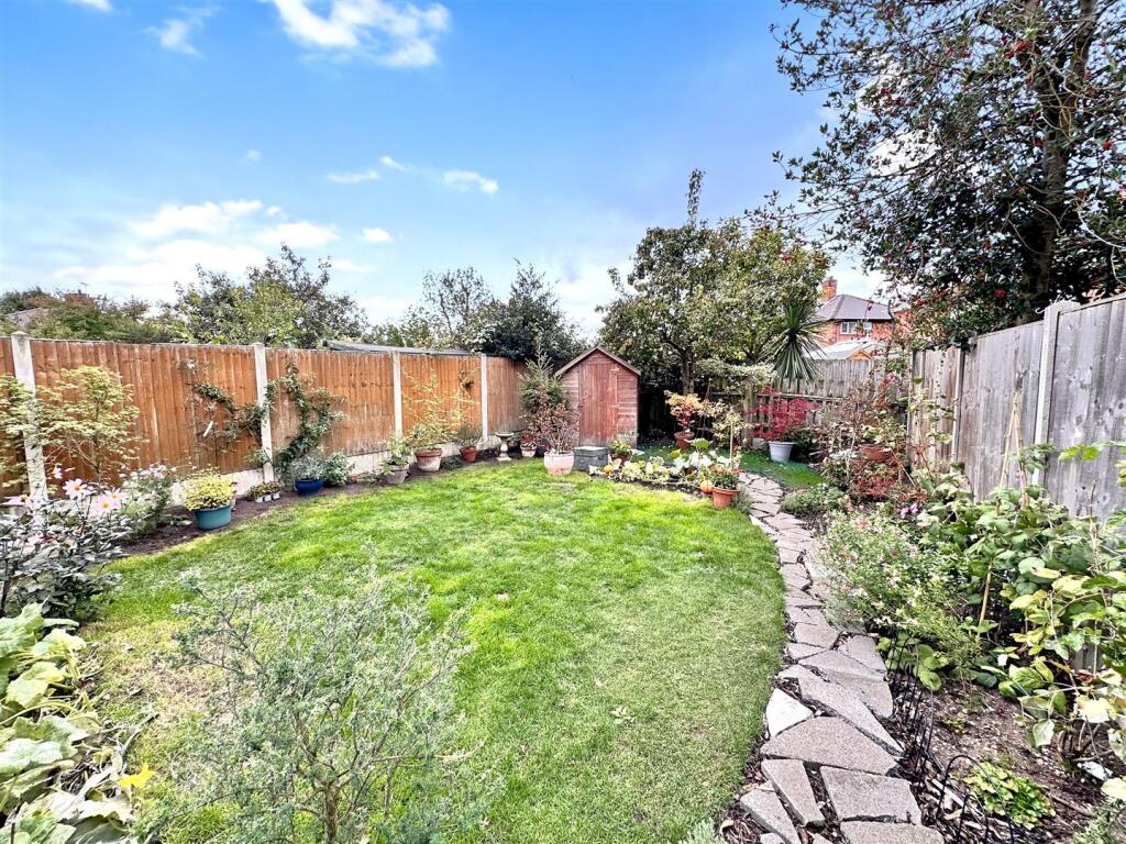 Lovely Mature Rear Garden 583