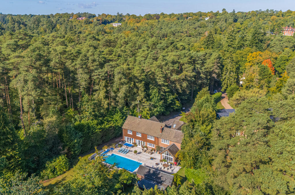 Forest Drive, Lower Bourne, Farnham, Surrey, GU10