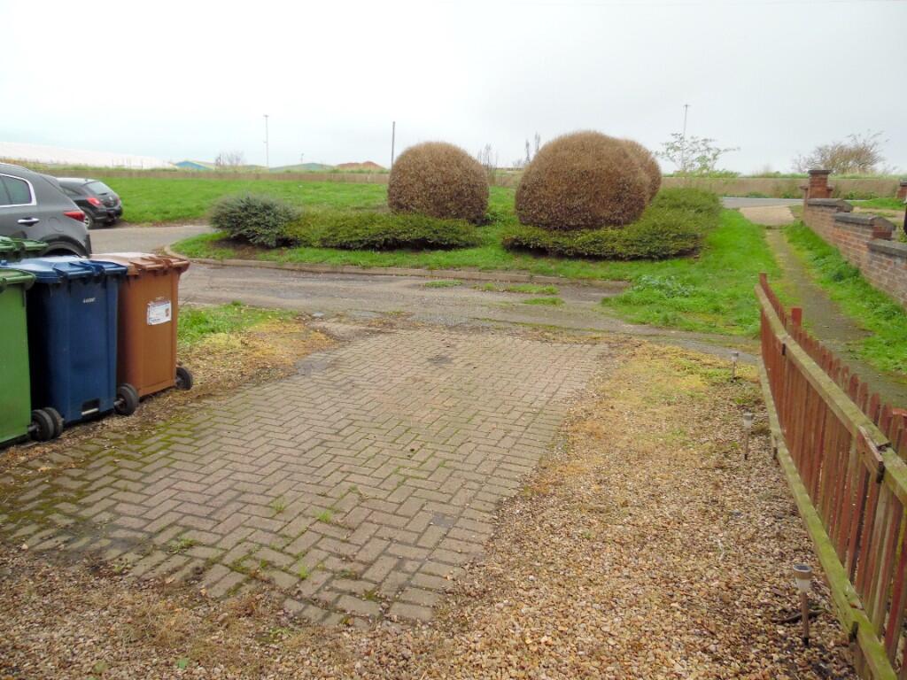 FRONT PARKING &amp; VIEW