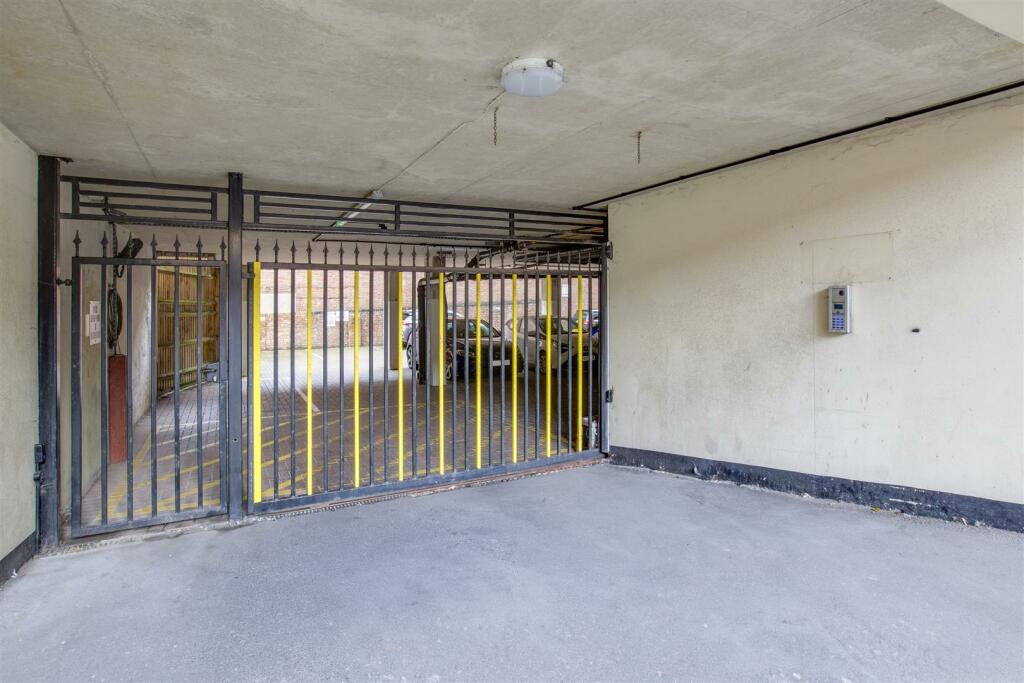 16 Bankside, Corporation Street, HP13 6TA-13.jpg