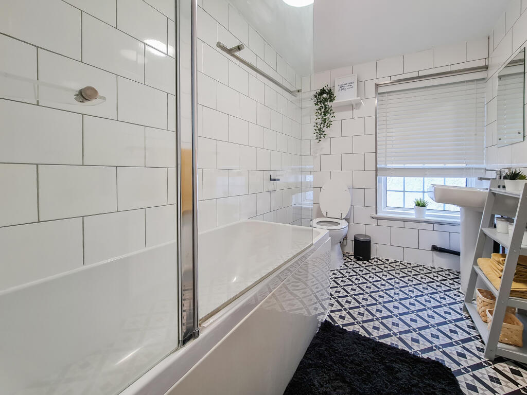 115a - Communal Bathroom 2