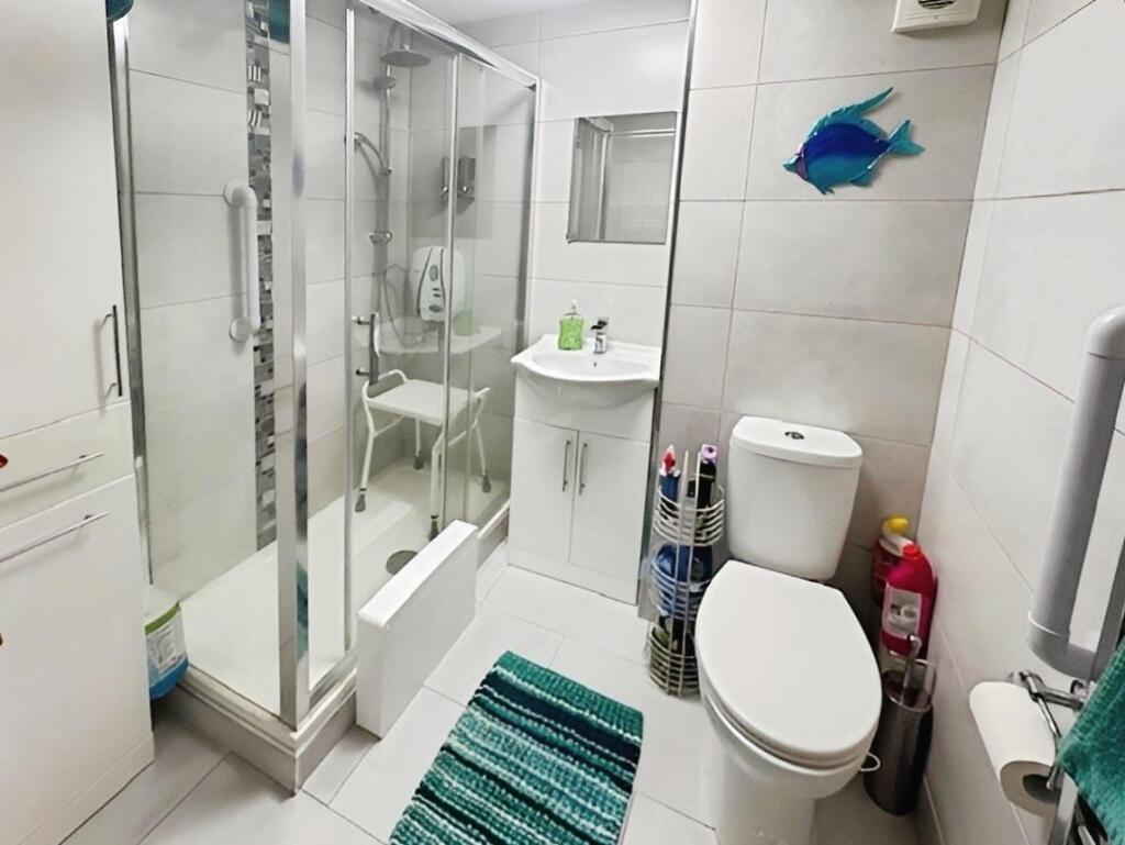 e21c4b31-bathroom.jpg